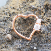 Piercing anneau en forme de coeur cuivr  strass