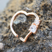 Piercing anneau en forme de coeur cuivr  strass