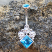 Piercing nombril style victorien  losange bleu surmont de strass clair